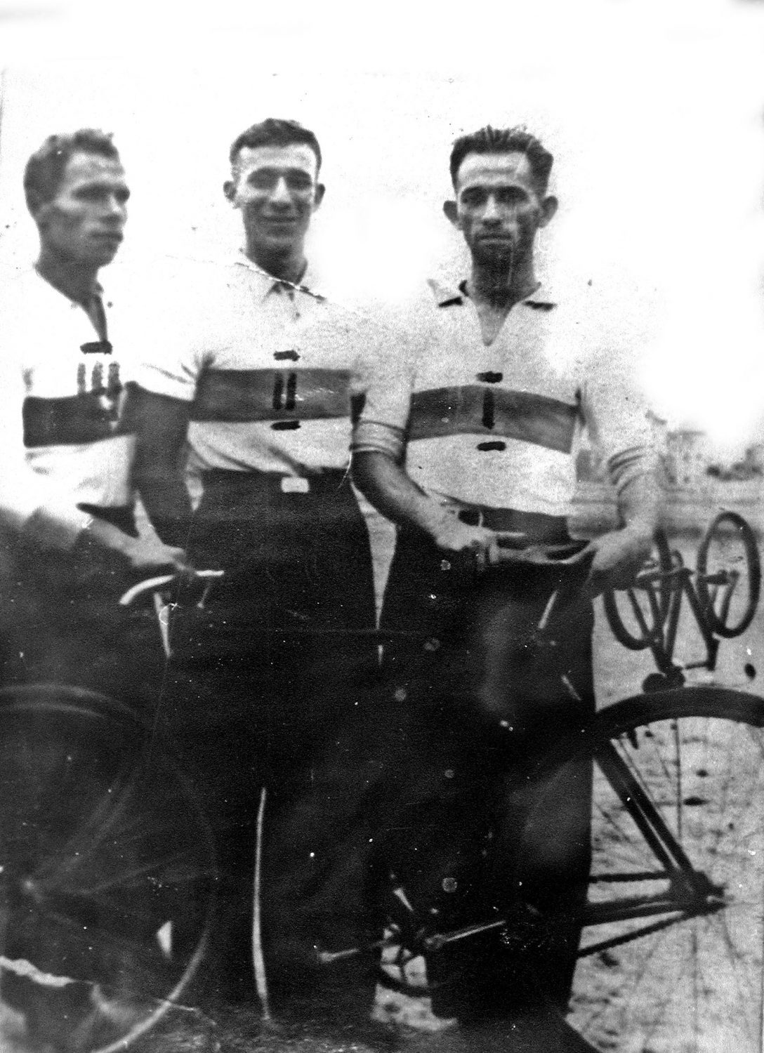 Команда велосипедистов института