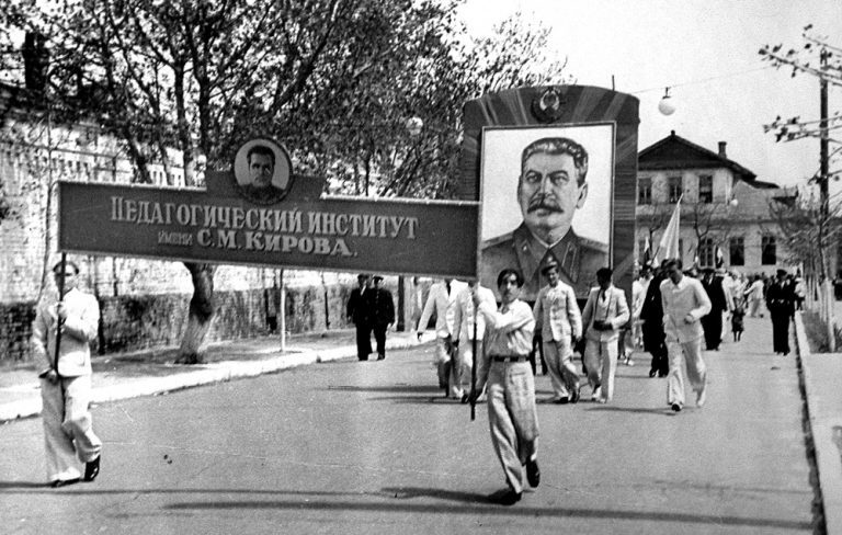 Преподаватели и студенты института на первомайской демонстрации 1950-е гг.