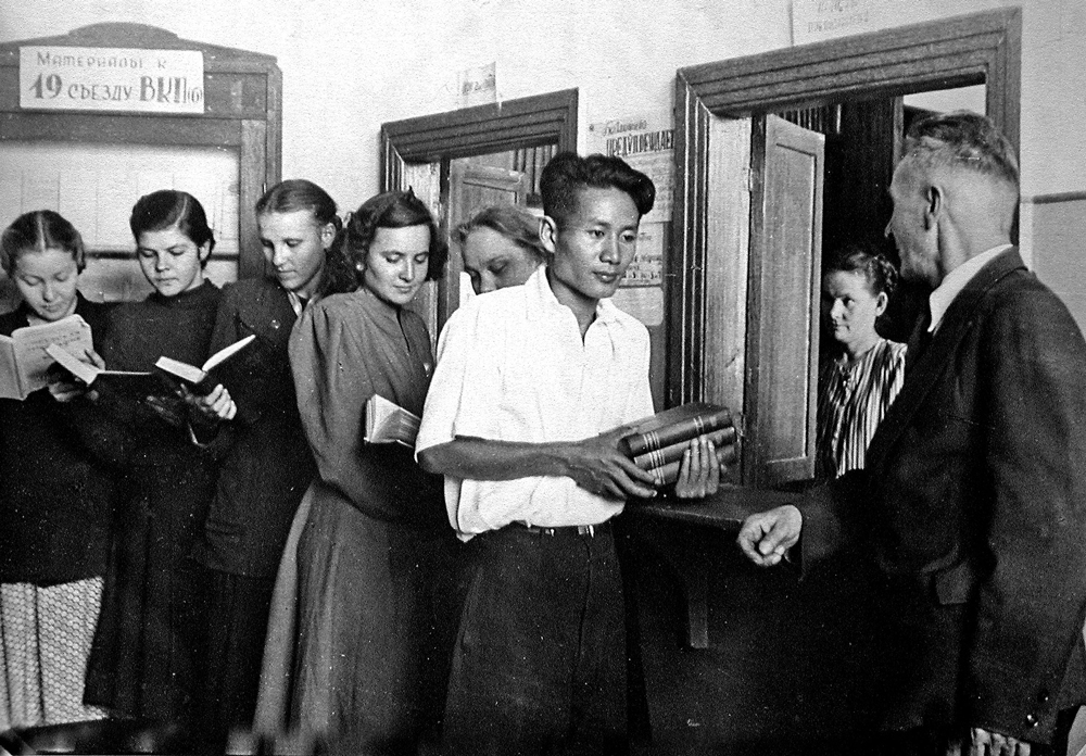  книг в библиотеке. 1952-г