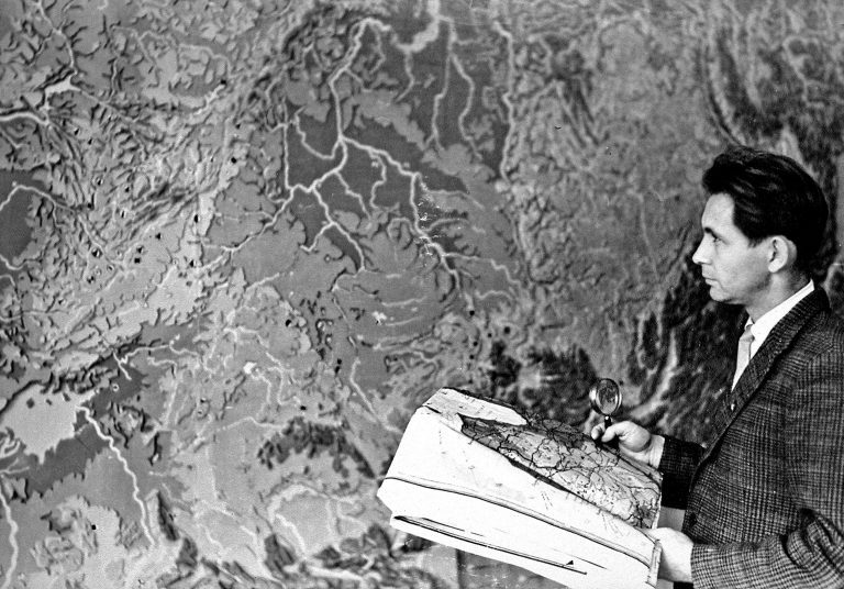 А. Г. Бондарев во время работы над созданием рельефной карты СССР 1966 г.