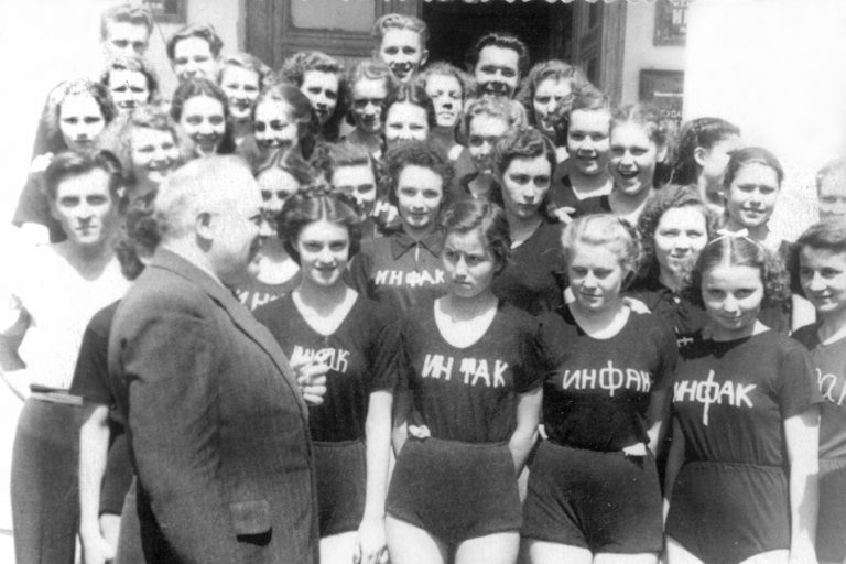 Директор В. Е. Трушин со спортивной командой иняза, 1953 г.