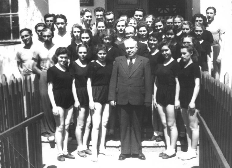Директор В. Е. Трушин со студентами-физмата 1953 г.