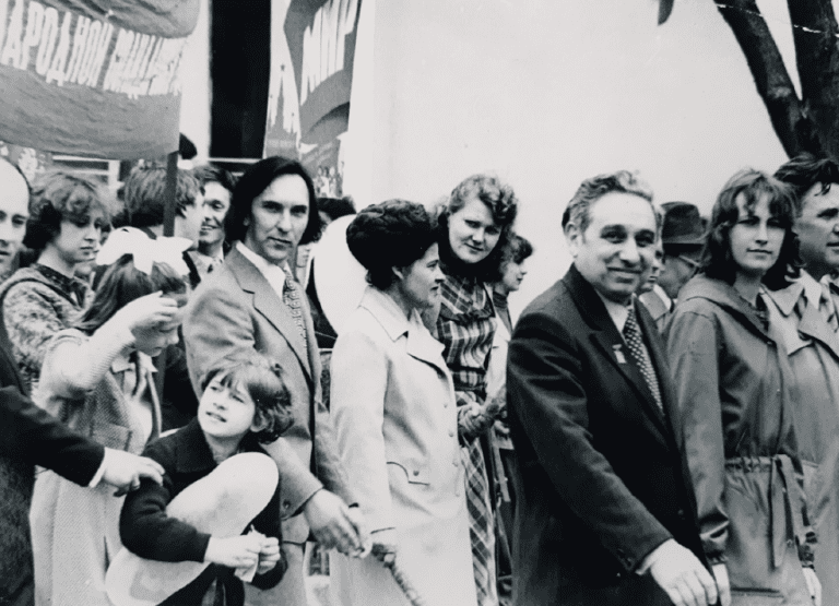 Физико-математический факультет на первомайской демонстрации, 1980 год