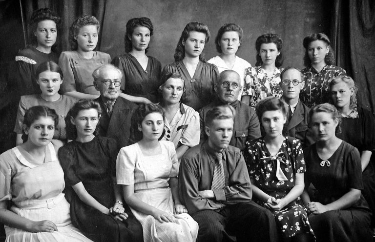 Преподаватели и студенты факультета русского языка и литературы 1947 г.