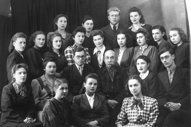 Преподаватели и выпускники института 1951 г.