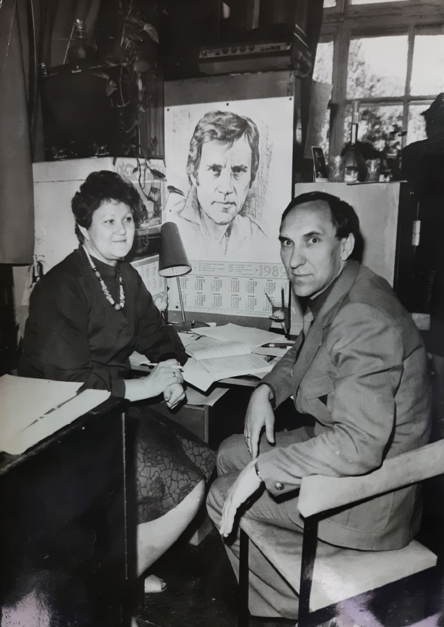 Стефанова Г. П. и Шафиев М. И. в кабинете методики преподавания физики, 1982 г.