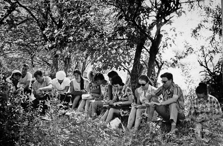 Студенты ЕГФ на полевой практике по биологии. 1973 г.