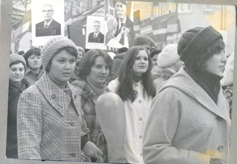 Студенты факультета русского языка и литературы на демонстрации 7 ноября 1984 г.