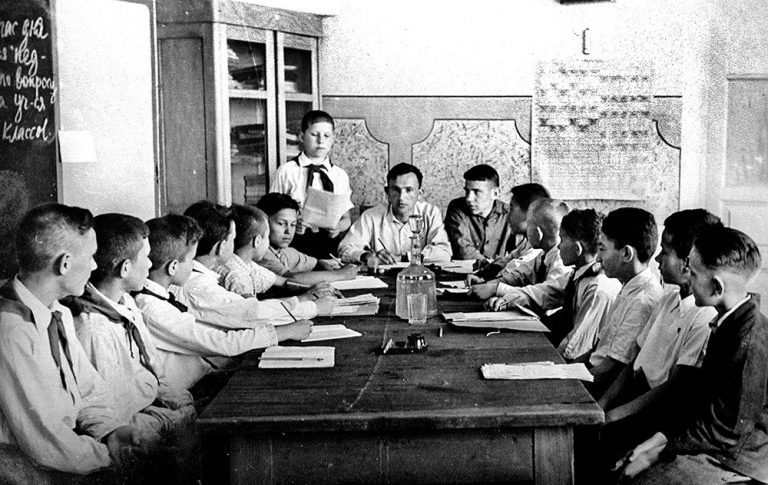 Заседание Совета школьного географического общества в базовой школе № 41 1950-е гг.