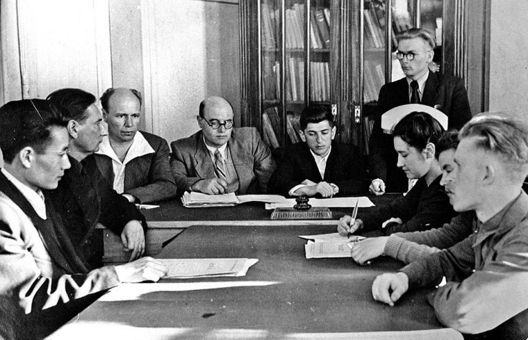 Заседание студенческого научного общества 1950-е гг.