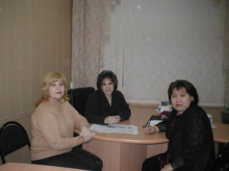 Декан факультета факультета Л. Ю.Касьянова (в центре), зам.декана И. Л. Желнова (слева), М. С. Кунусова (справа)