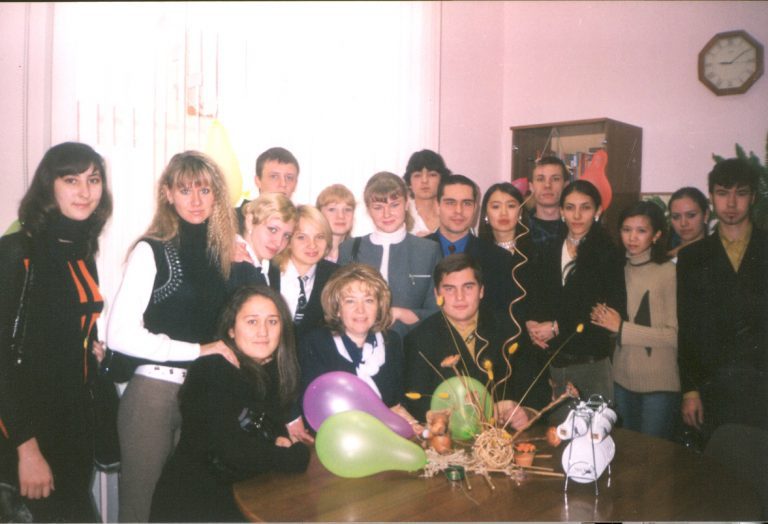 Е. В. Савельева со студентами, 2004 г.