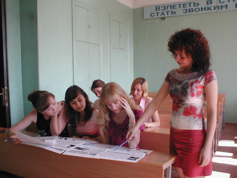М. Ю. Звягина со студентами, 2004 г.