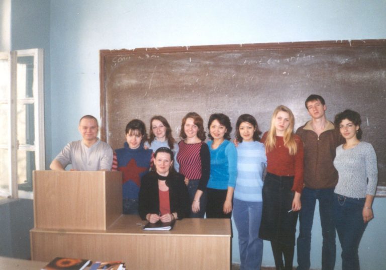 Н. В. Подвойская со студентами-социологами, 2003 г.