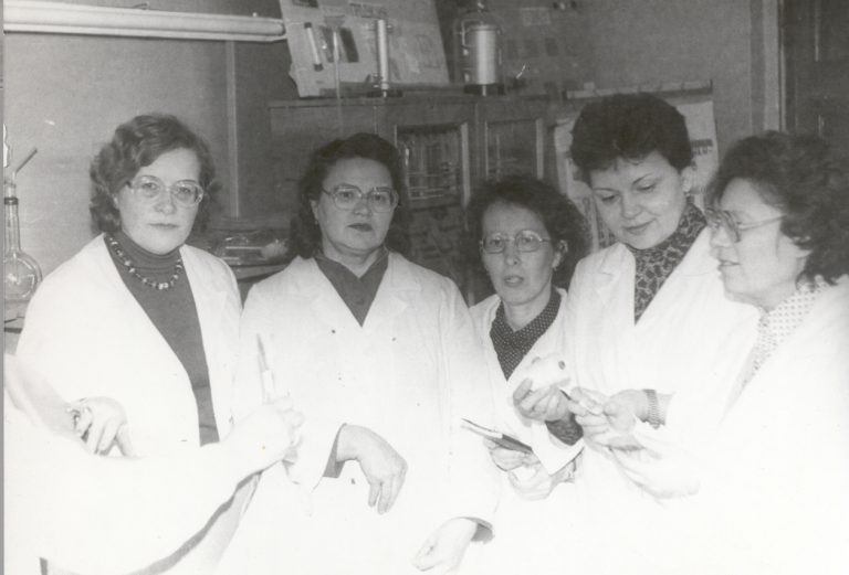 О. В. Бакова, З. Г. Маняхина, Э. Ф. Матвеева, А. Г. Глинина, преподаватели кафедры химии с лаборантами,1987 г.