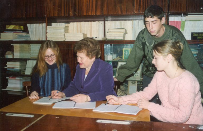 О. В. Хабарова со студентами, 2002 г.