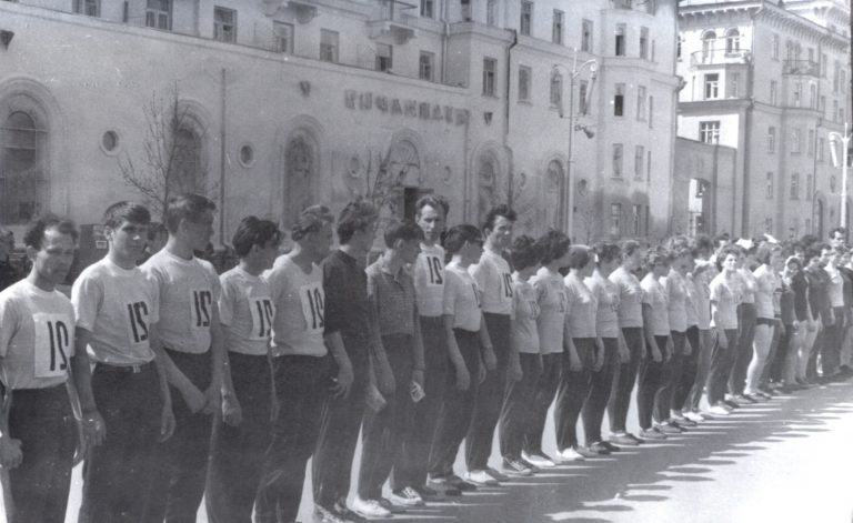 Сборная команда на городской легкоатлетической эстафете, начало 70-х